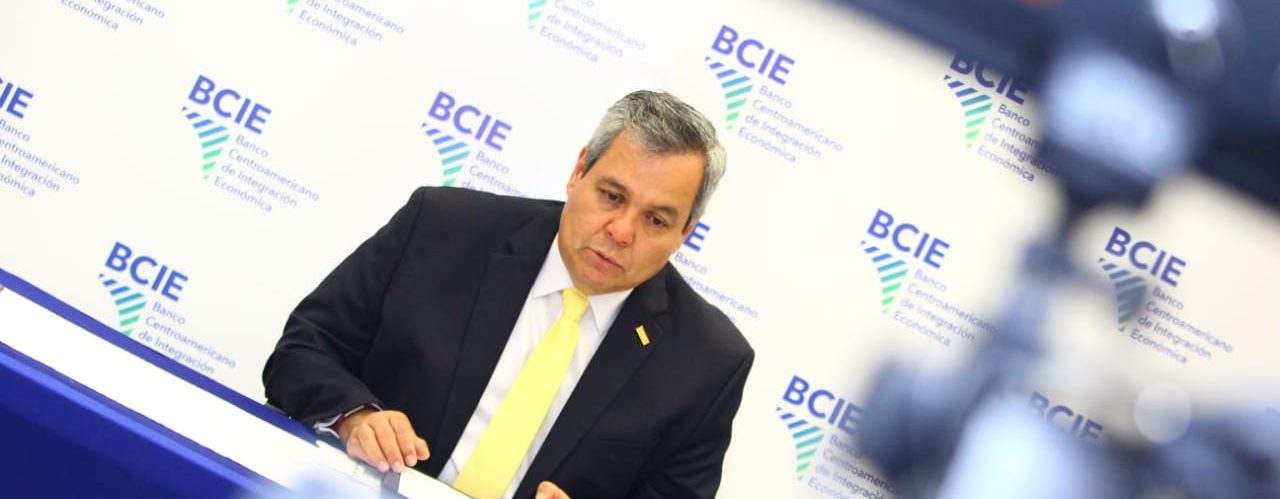 slide 1 /wp-content/uploads/2021/06/CONFERENCIA-BCIE-BITCOIN-4-e1623704772154.jpg